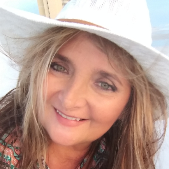 Meet your Posher, Lorie - Picture 4 of 4